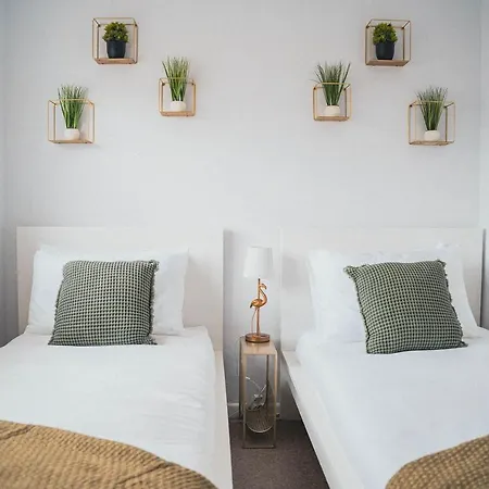 Jade's Cozy Retreat: Pet-Friendly 2-Bed with Garden Villa Cambridge  Exterior photo