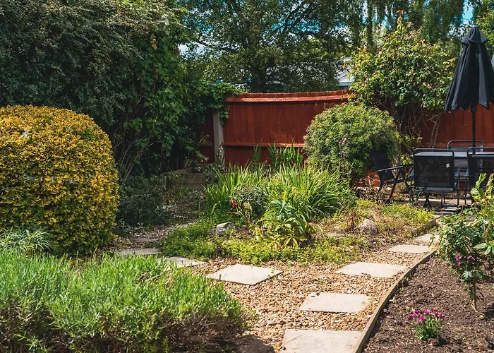 2 Bed House, Sleeps 6, Dog Friendly, Close To A14 M11, With Garden & Parking Long Stay Work Contractor Leisure, Jade
